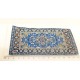 1 tapis en fils tissés bleu 16,5cm sur 9,7cm